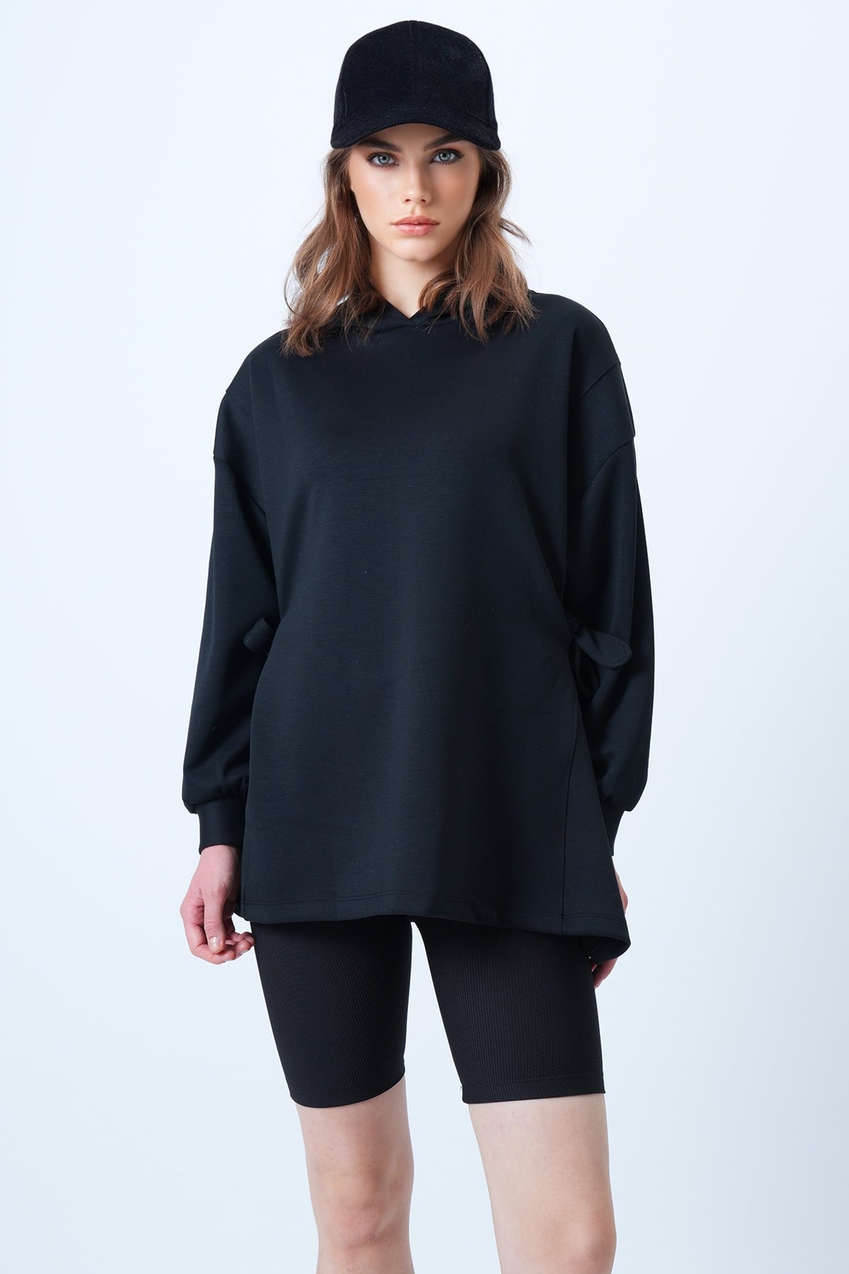 Kadın Siyah Kapüsonlu Yandan Bağlamalı Modal Oversize Sweatshirt VS01176