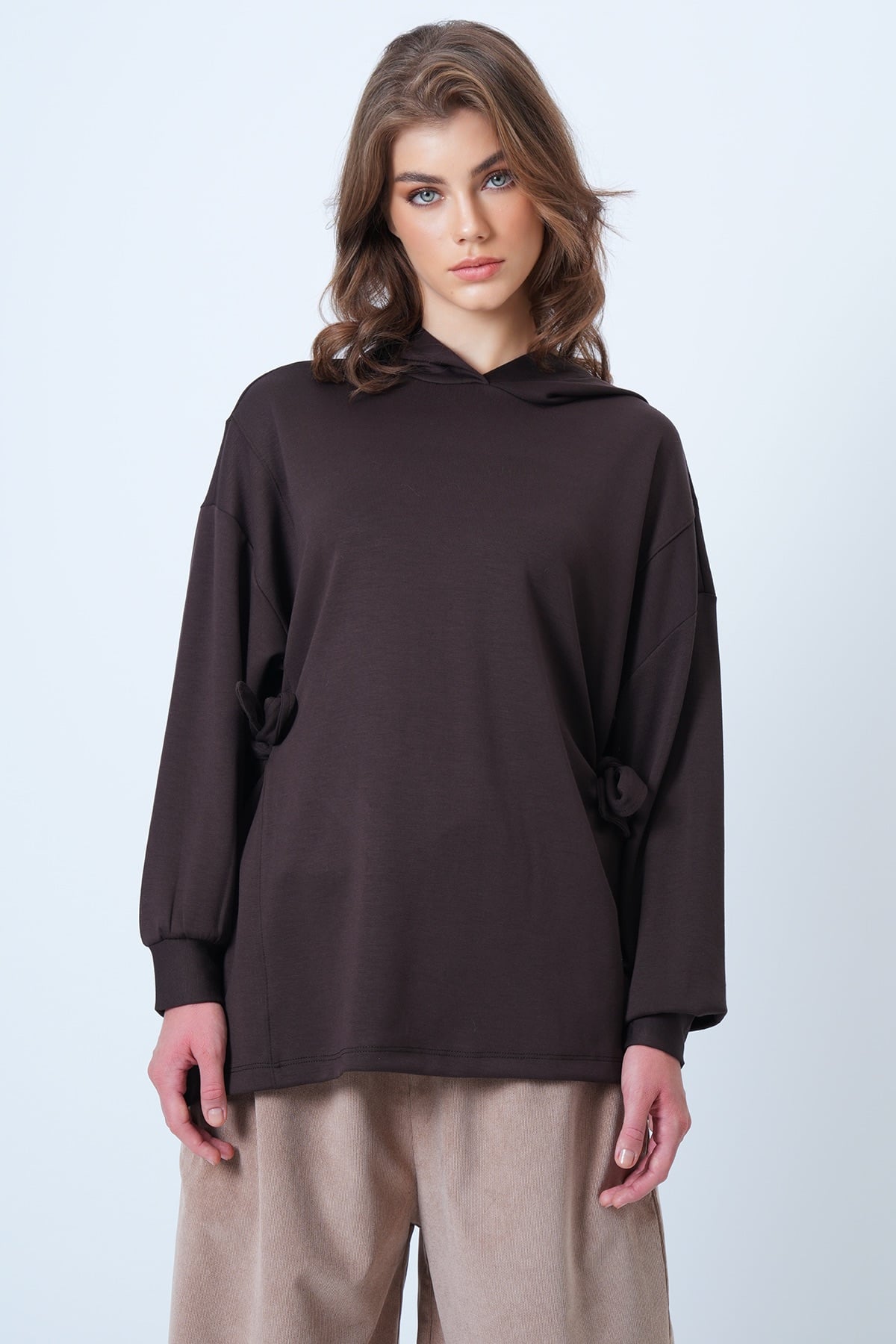 Kadın Kahverengi Kapüsonlu Yandan Bağlamalı Modal Oversize Sweatshirt VS01176