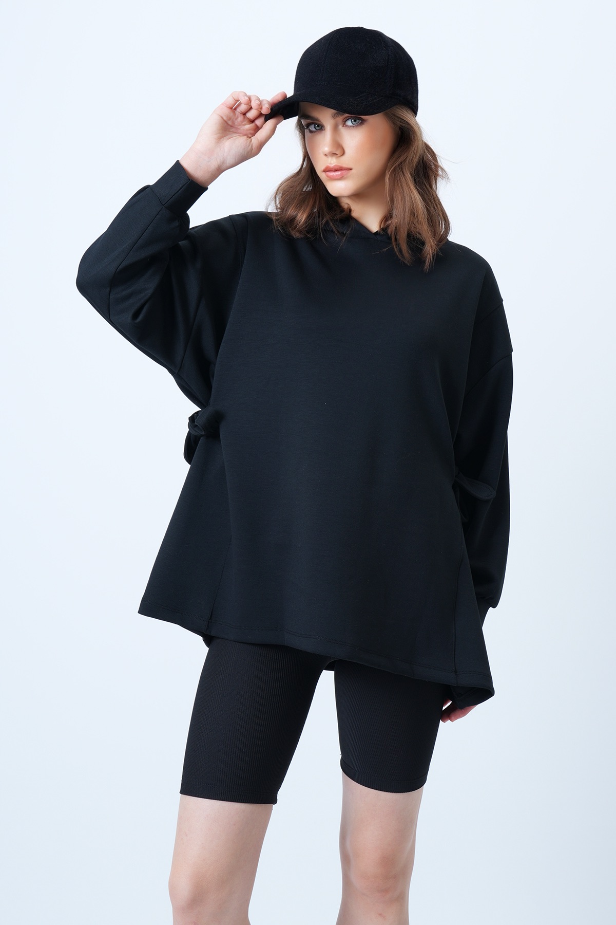Kadın Siyah Kapüsonlu Yandan Bağlamalı Modal Oversize Sweatshirt VS01176