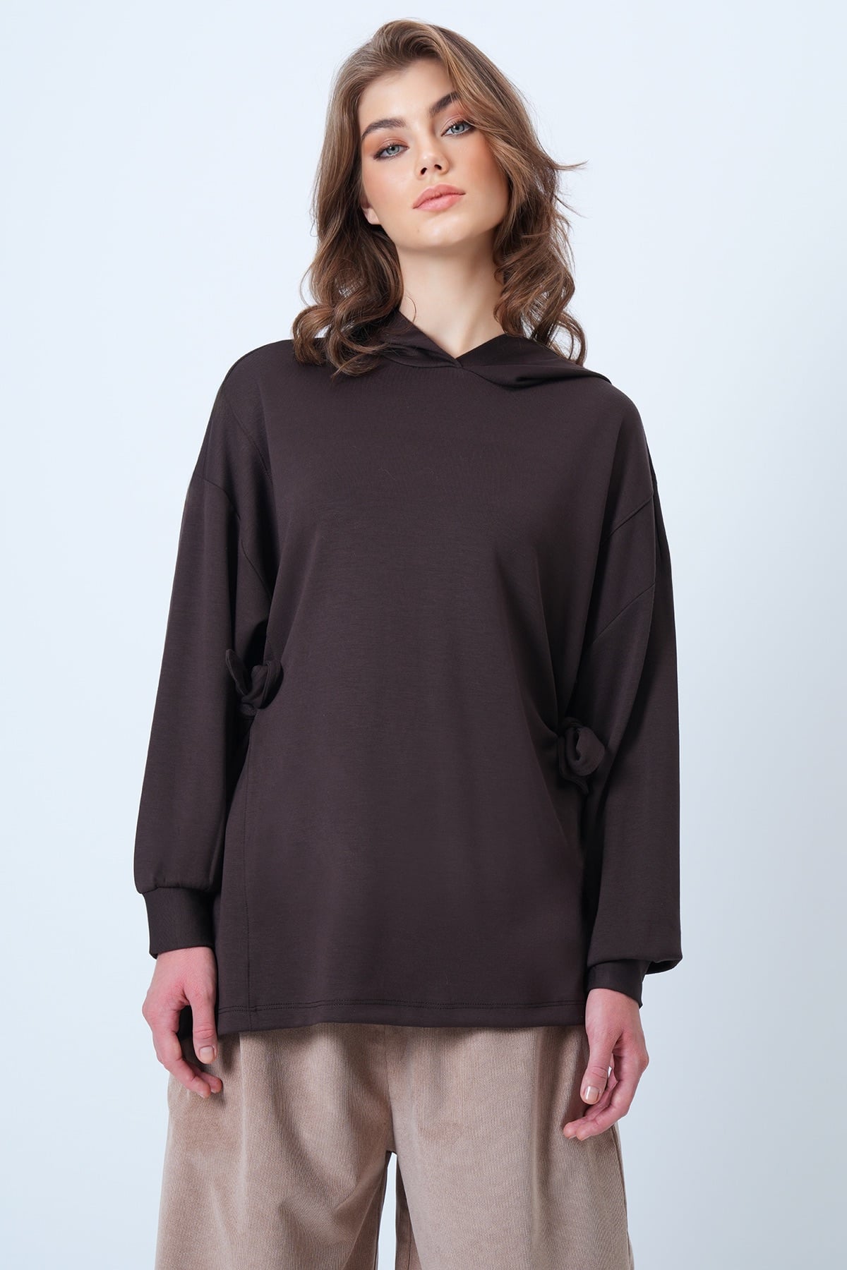 Kadın Kahverengi Kapüsonlu Yandan Bağlamalı Modal Oversize Sweatshirt VS01176