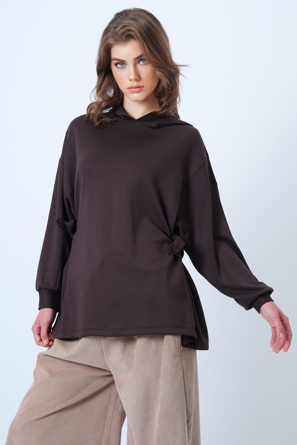 Kadın Kahverengi Kapüsonlu Yandan Bağlamalı Modal Oversize Sweatshirt VS01176