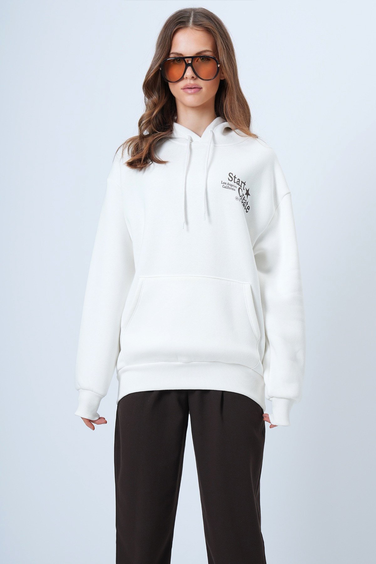 Kadın Ekru Kapüşonlu Baskılı Kanguru Cepli Uzun Kollu İçi Şardonlu 3 İplik Sweatshirt VS01337