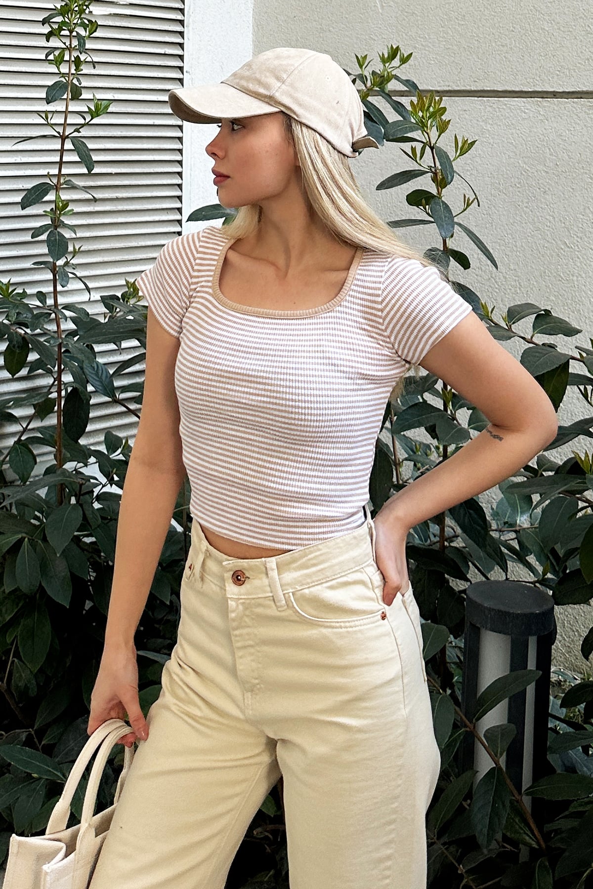 Kadın Bej Kare Yaka Çizgili Crop Bluz ALC-X11550