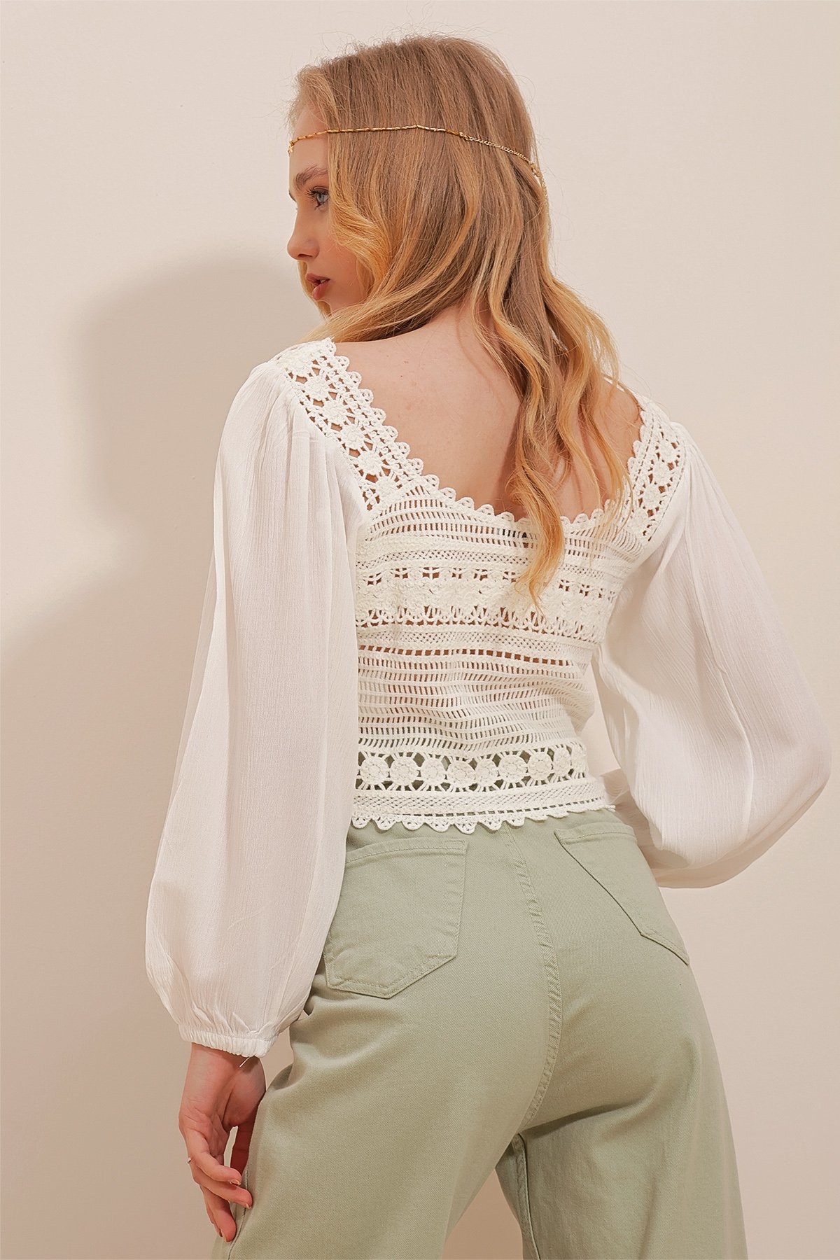 Kadın Ekru Kare Yaka Önü Bağlamalı Kroşata Dokuma Crop Bluz ALC-X10028