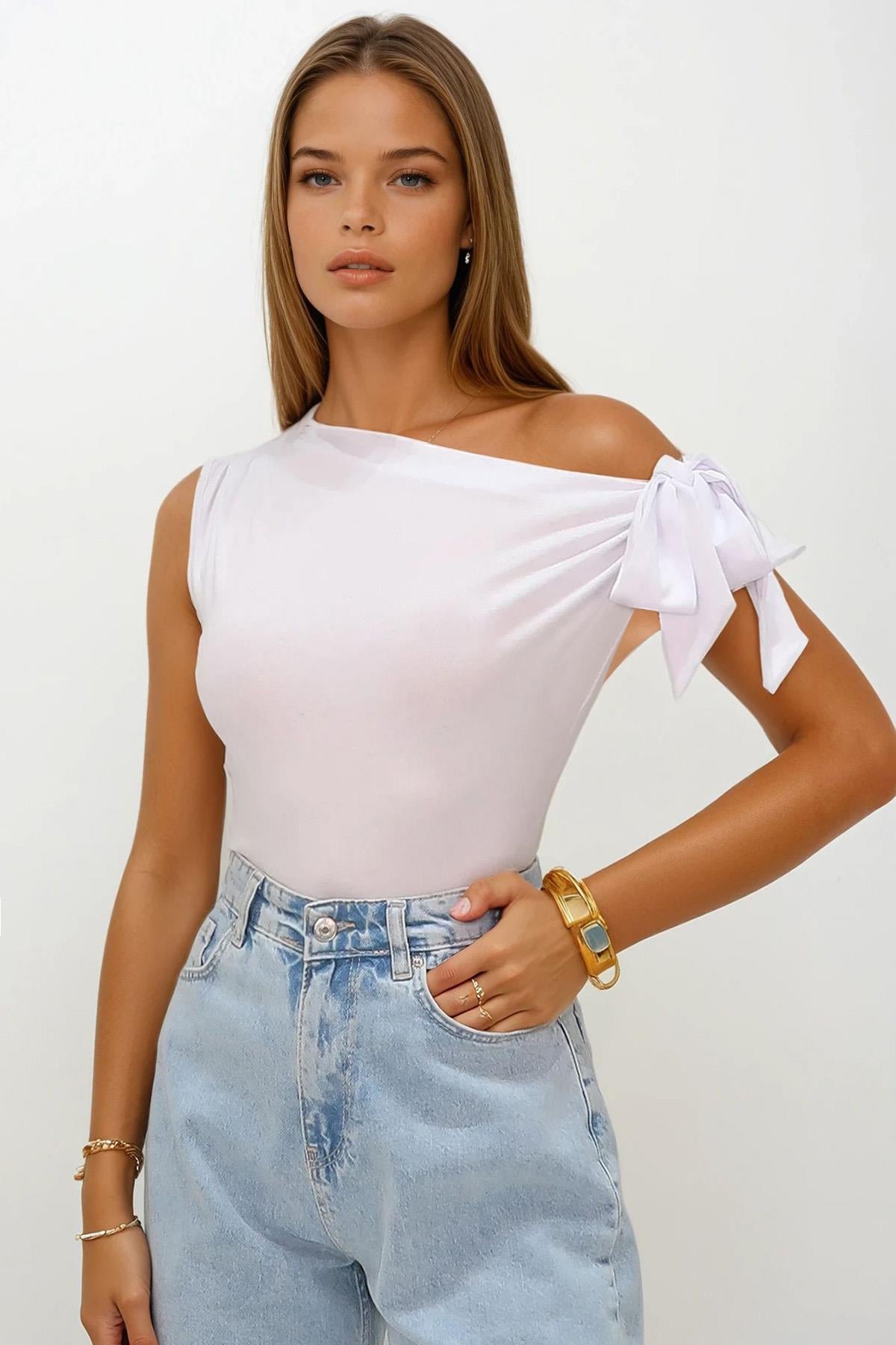 Kadın Beyaz Kayık Yaka Fiyonk Bağlamalı Örme Bluz VS00195