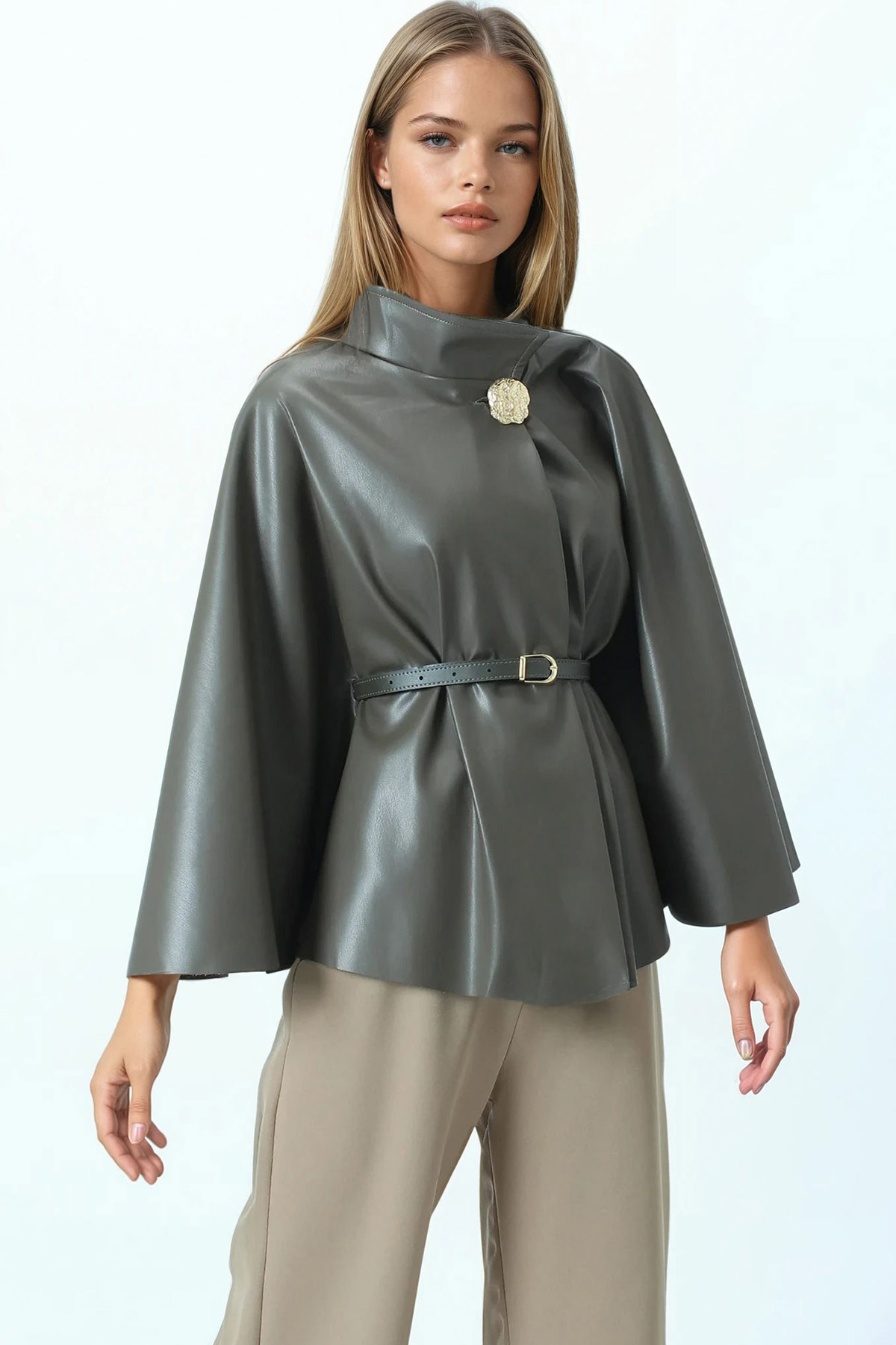 Kadın Haki Kemerli Dik Yaka Aksesuar Detaylı İçi Kadife Suni Deri Pelerin VS01032