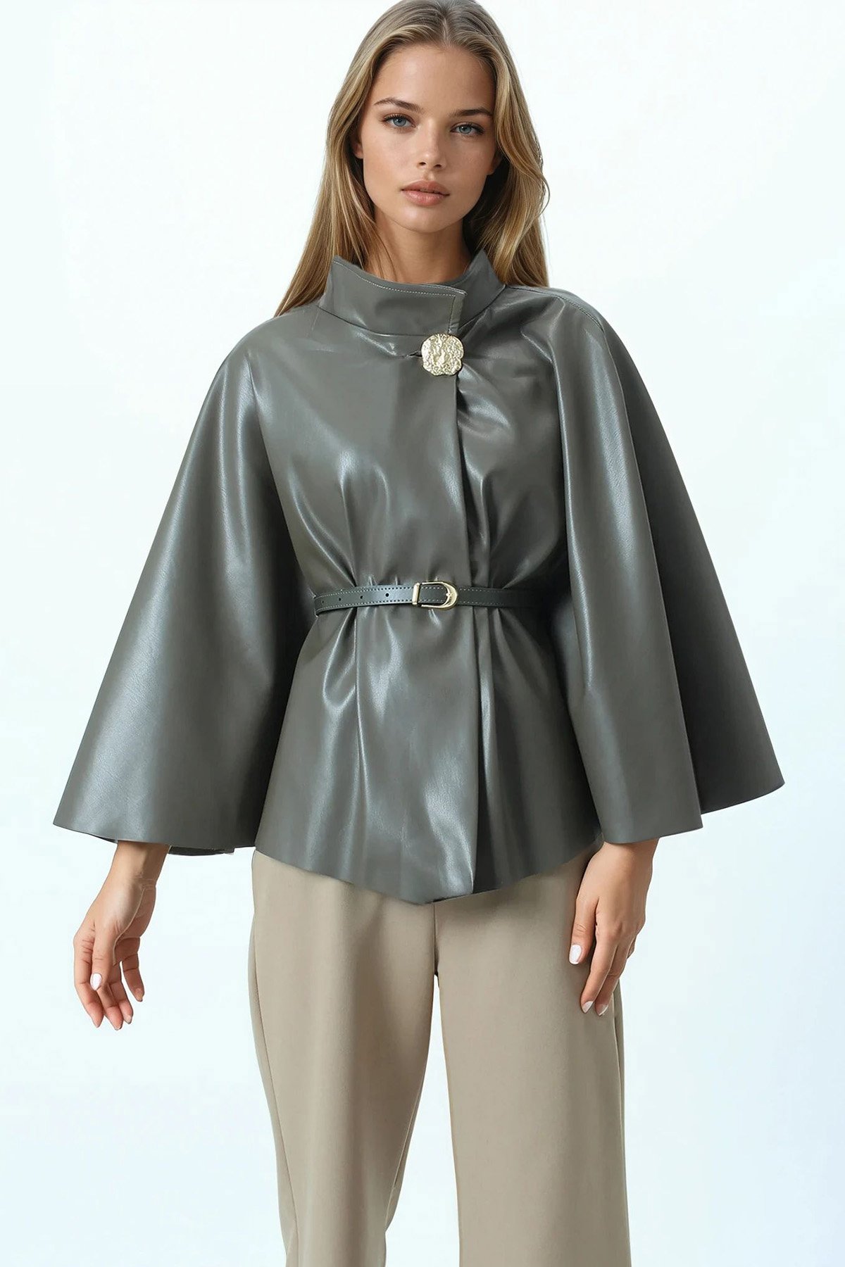 Kadın Haki Kemerli Dik Yaka Aksesuar Detaylı İçi Kadife Suni Deri Pelerin VS01032