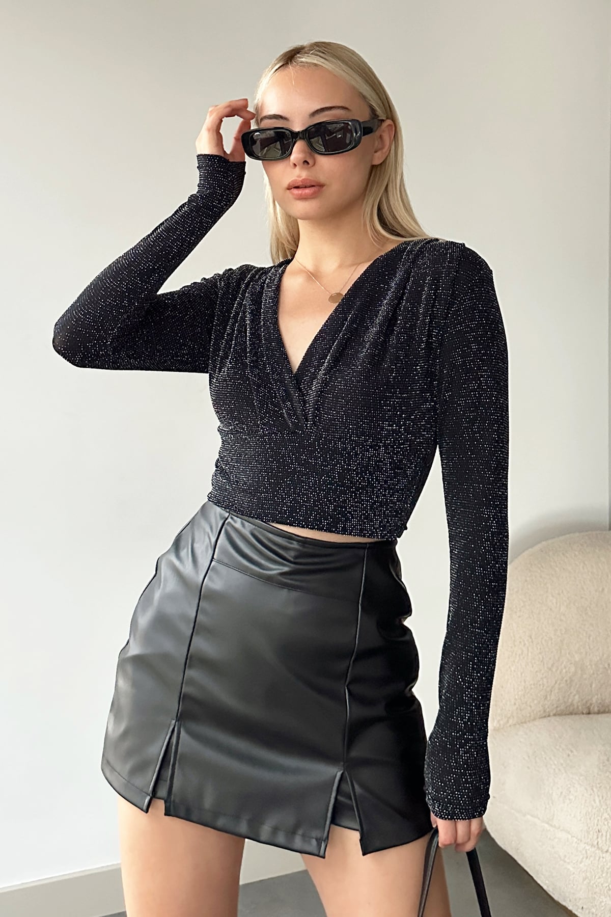 Kadın Siyah Kruvaze Yaka Simli Crop Bluz ALC-X11184