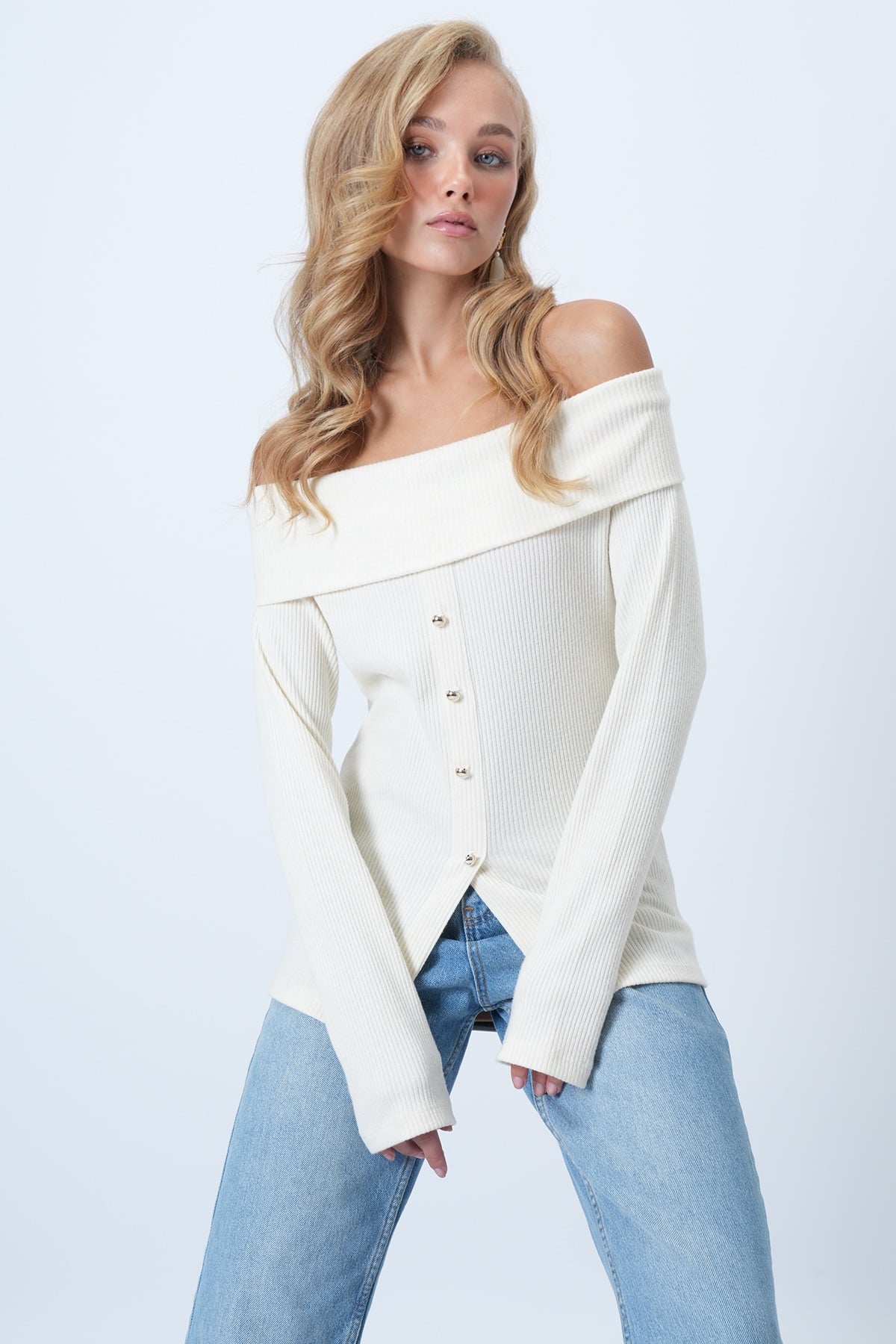 Kadın Ekru Madonna Yaka Önü Yırtmaçlı Örme Bluz ALC-X14527