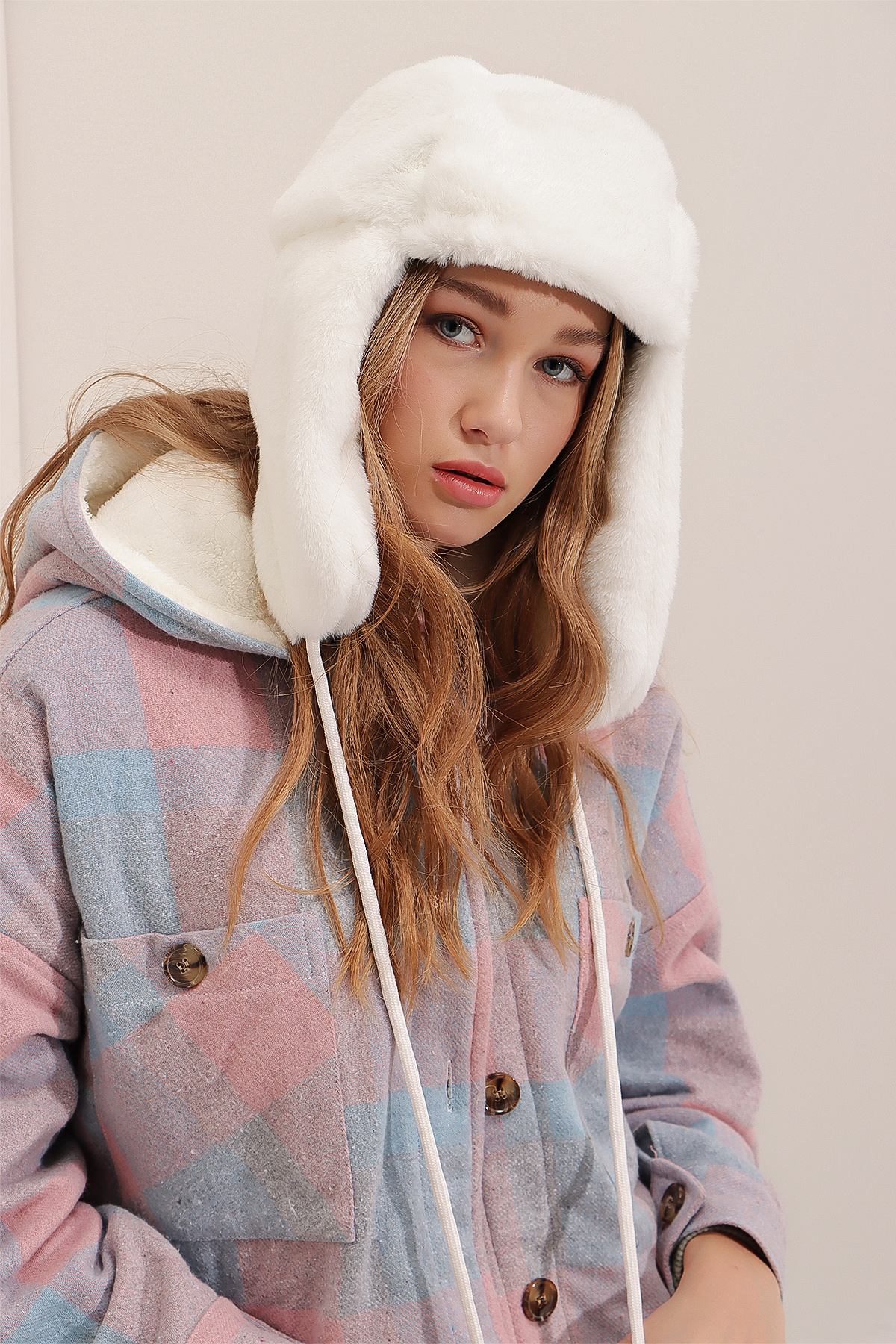 Kadın Beyaz Peluş Kulaklıklı Yumoş Şapka ALC-A2427