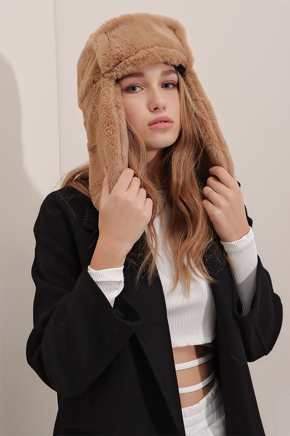 Kadın Kahverengi Peluş Kulaklıklı Yumoş Şapka ALC-A2427