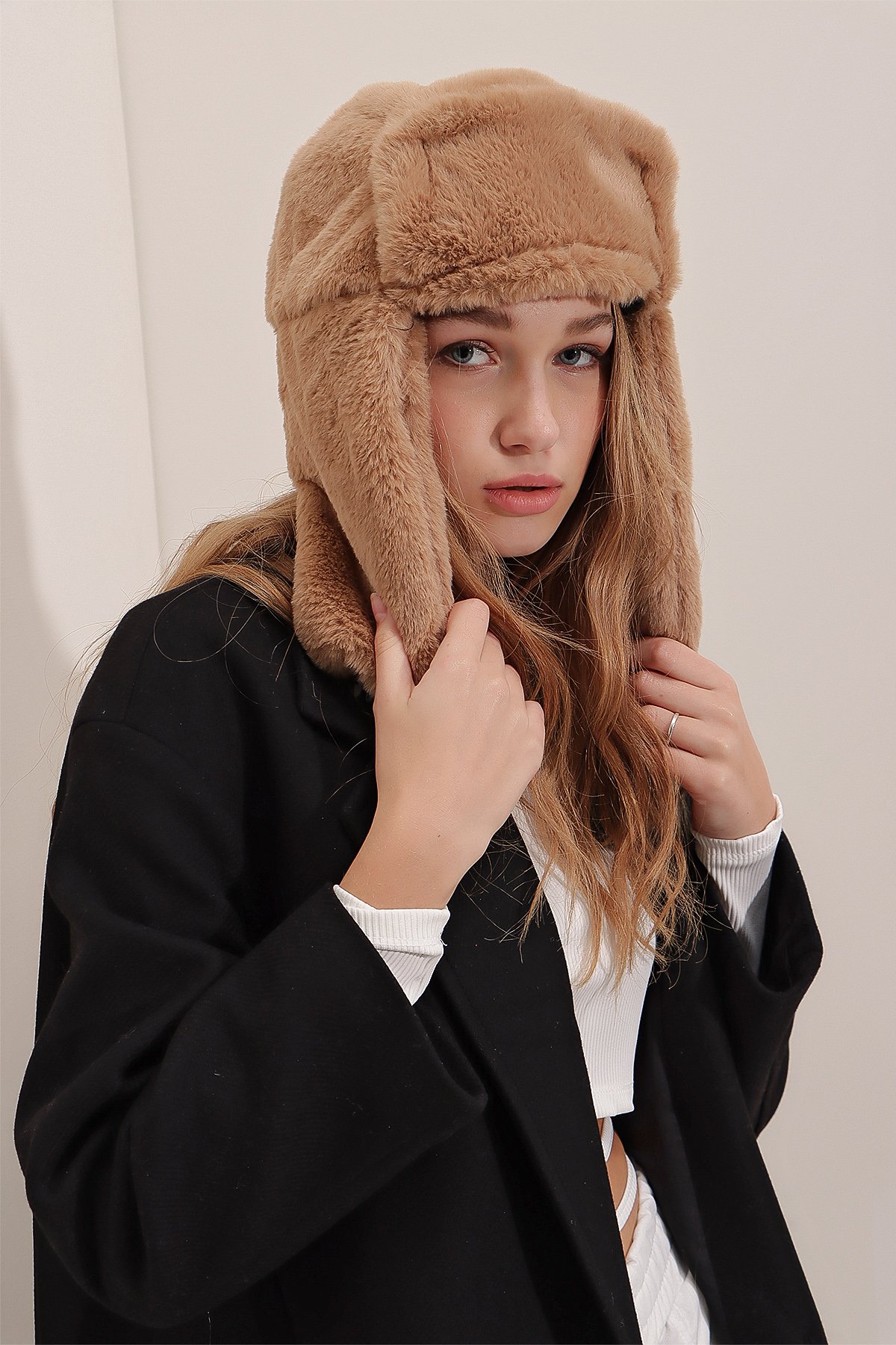 Kadın Kahverengi Peluş Kulaklıklı Yumoş Şapka ALC-A2427