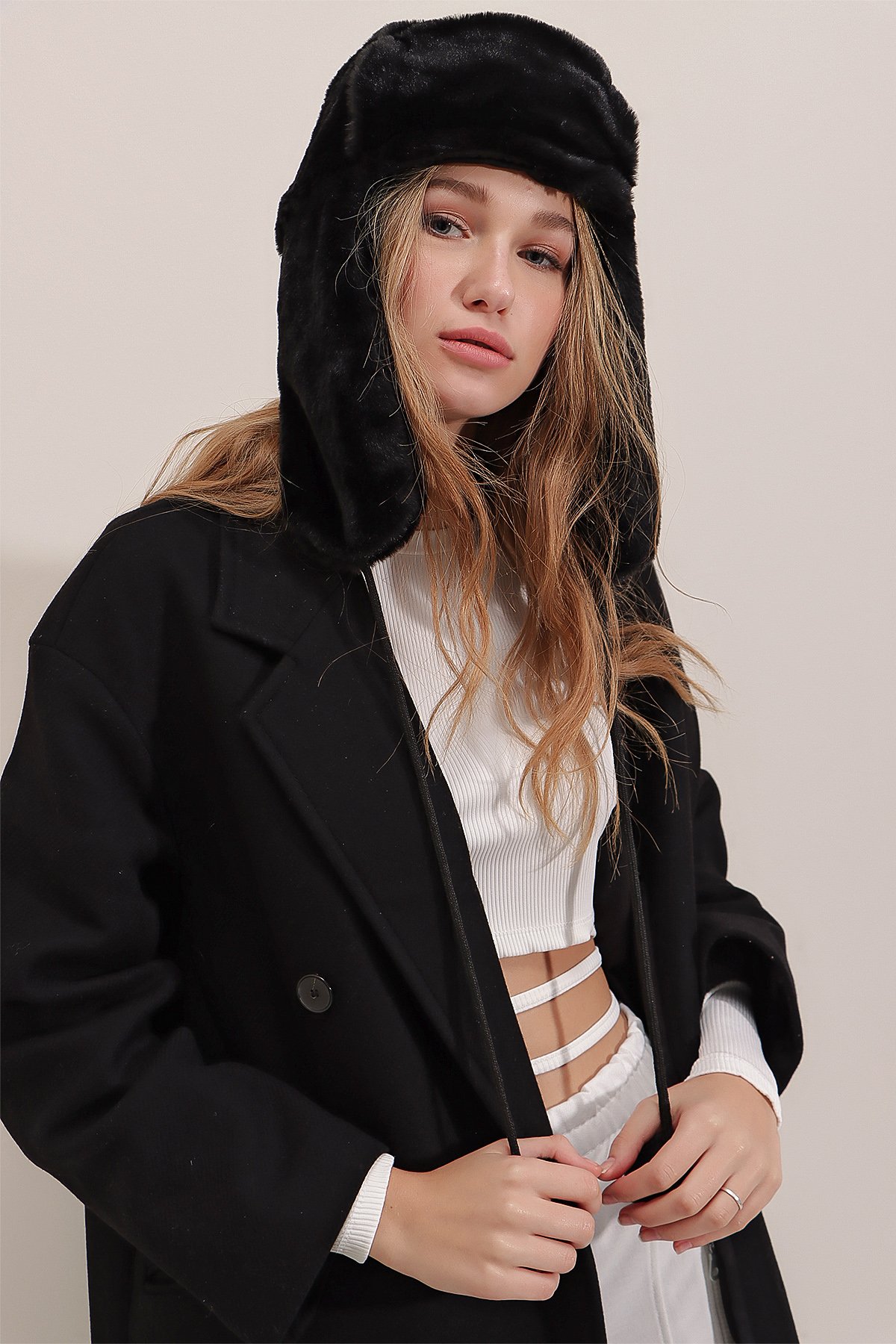 Kadın Siyah Peluş Kulaklıklı Yumoş Şapka ALC-A2427