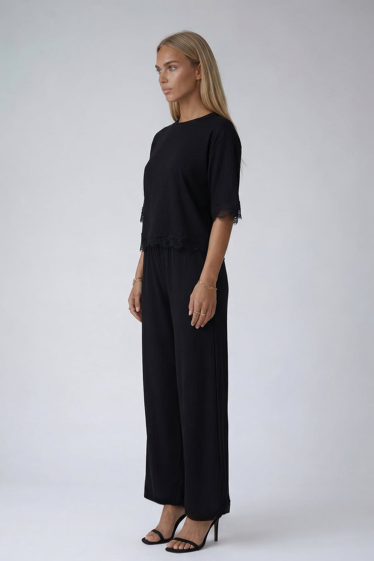 Siyah Bisiklet Yaka Dantel Detaylı Oversize Bürümcük Bluz Ve Geniş Paça Pantolon Takım