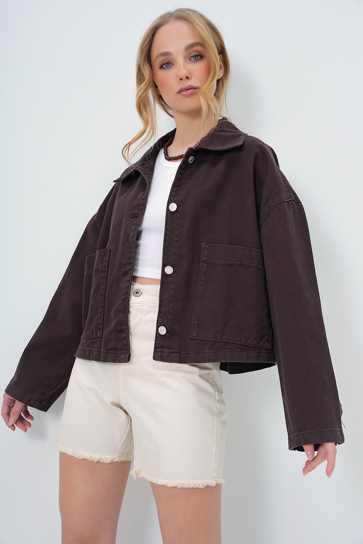 Kadın Acı Kahve Torba Cepli Çoban Dikişli Crop Jean Ceket ALC-X13562