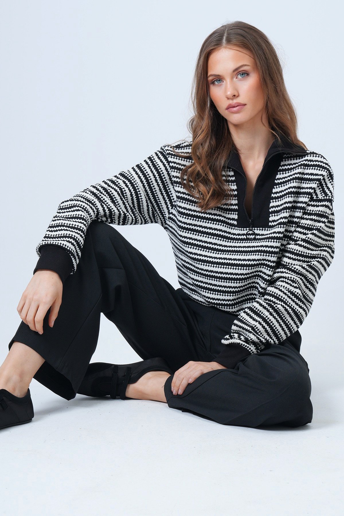 Kadın Siyah Yarım Fermuarlı Uzun Kollu Triko Kazak VS01336