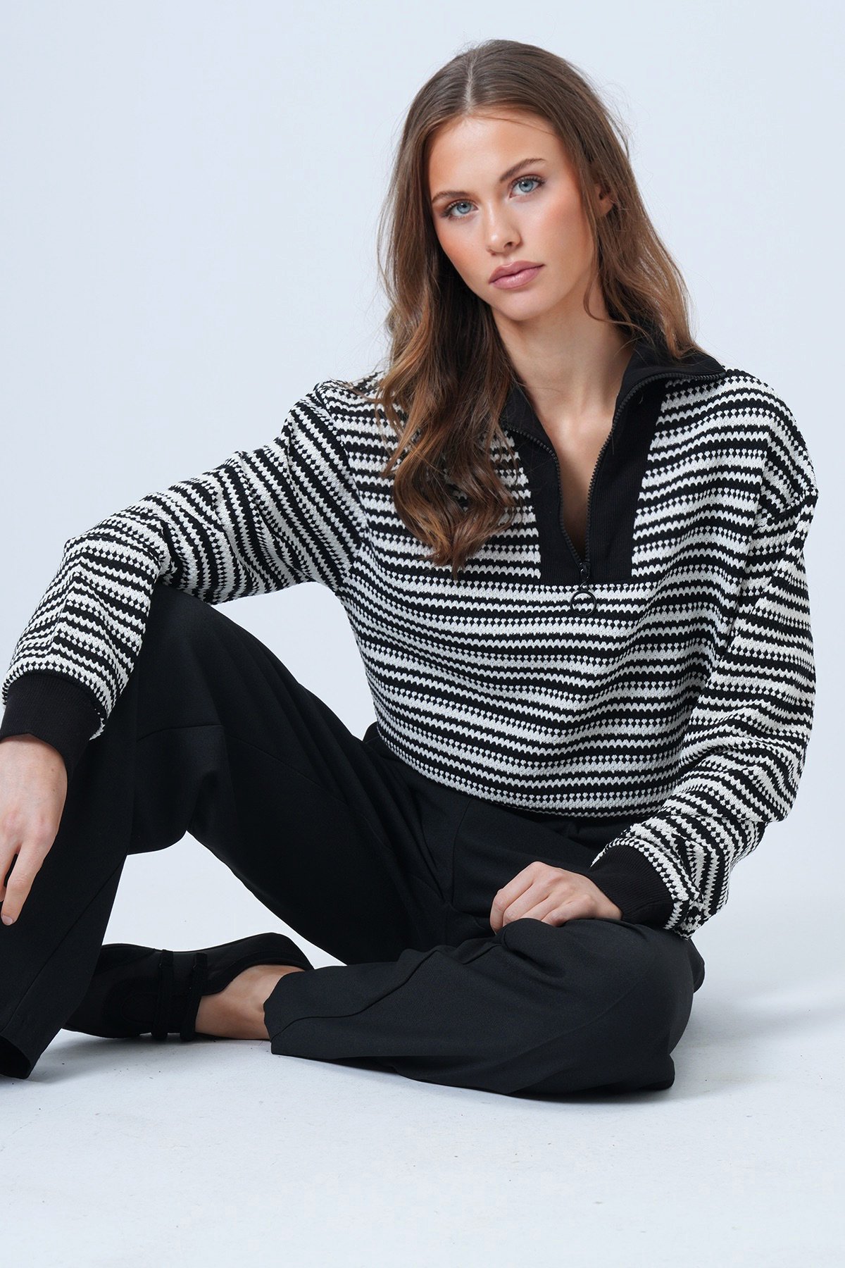 Kadın Siyah Yarım Fermuarlı Uzun Kollu Triko Kazak VS01336