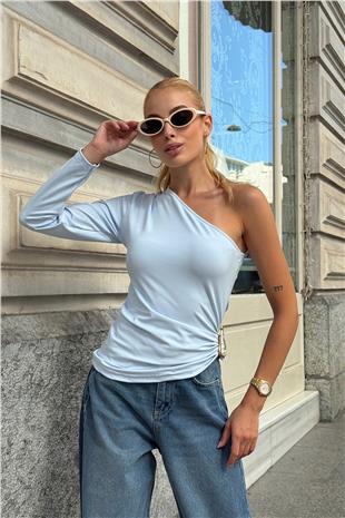 Kadın Bebe Mavi Aksesuar Detaylı Asimetrik Kesim Tek Omuz Bluz VS00721