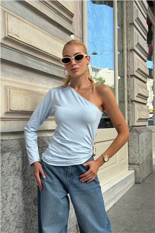 Kadın Bebe Mavi Aksesuar Detaylı Asimetrik Kesim Tek Omuz Bluz VS00721