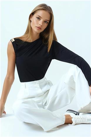 Kadın Siyah Aksesura Detaylı Tek Kollu Yanı Büzgülü Bluz VS01036