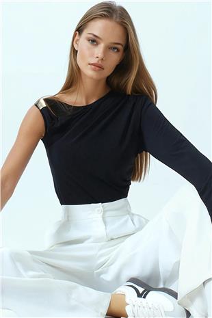 Kadın Siyah Aksesura Detaylı Tek Kollu Yanı Büzgülü Bluz VS01036