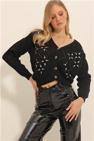 Kadın Siyah Baklava Desenli Çiçek Nakışlı Triko Hırka ALC-X8993