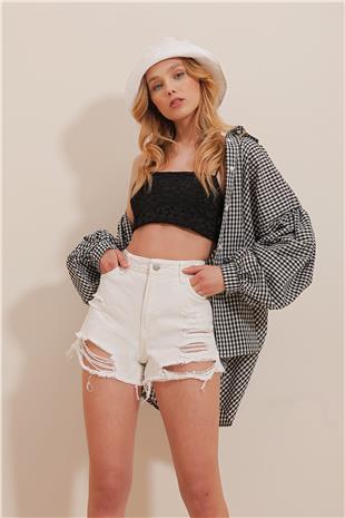 Kadın Beyaz Beş Cepli Yüksek Bel Soluk Efektli Paçası Dikişsiz Denim Şort ALC-X5960