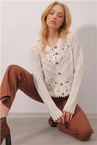 Kadın Krem Bisiklet Yaka Ajurlu Ve Nakış İşlemeli Nostaljik Triko Hırka ALC-X9897