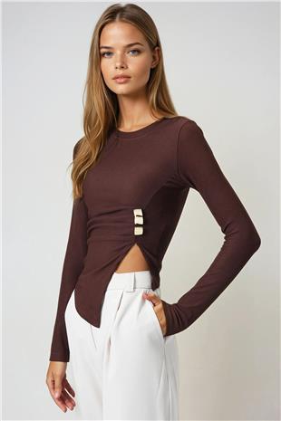 Kadın Kahverengi Bisiklet Yaka Asimetrik Kesim Aksesuar Detaylı Fitilli Bluz VS00999