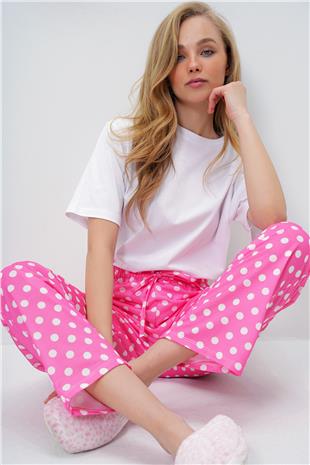 Kadın Pembe Bisiklet Yaka Basic T-Shırt Ve Puantiye Desenli Pantolonlu Pijama Takımı PJM-X13909