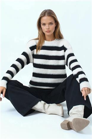 Kadın Siyah Bisiklet Yaka Çizgili Triko Kazak VS01056
