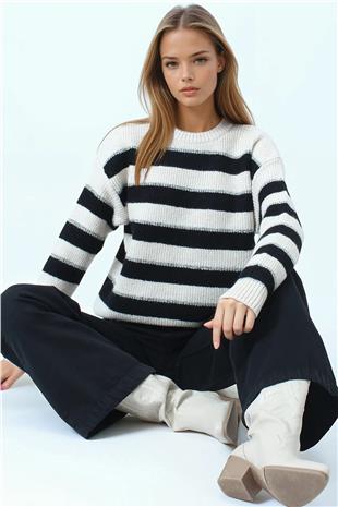 Kadın Siyah Bisiklet Yaka Çizgili Triko Kazak VS01056