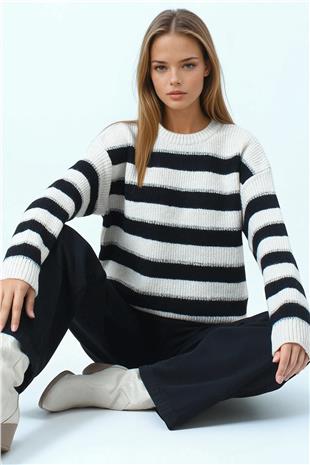 Kadın Siyah Bisiklet Yaka Çizgili Triko Kazak VS01056