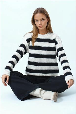 Kadın Siyah Bisiklet Yaka Çizgili Triko Kazak VS01056