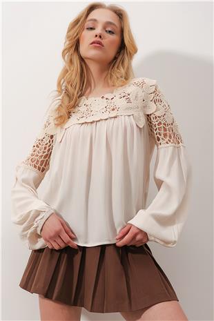 Kadın Bej Bisiklet Yaka Dantel İşlemeli Delik Ajurlu Oversize Bluz ALC-X9800