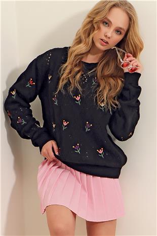 Kadın Siyah Bisiklet Yaka Delik Ajurlu Ve Nakışlı Triko Kazak ALC-X9392