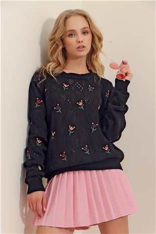 Kadın Siyah Bisiklet Yaka Delik Ajurlu Ve Nakışlı Triko Kazak ALC-X9392