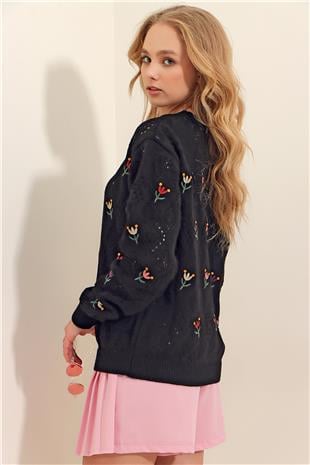Kadın Siyah Bisiklet Yaka Delik Ajurlu Ve Nakışlı Triko Kazak ALC-X9392