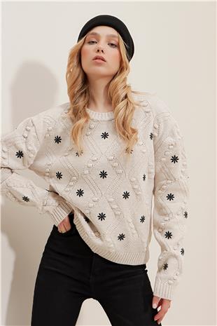 Kadın Bej Bisiklet Yaka Motifli Nakış İşlemeli Triko Kazak ALC-X9633