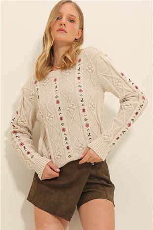 Kadın Krem Bisiklet Yaka Motifli Nakışlı Triko Kışlık Kazak ALC-X11319