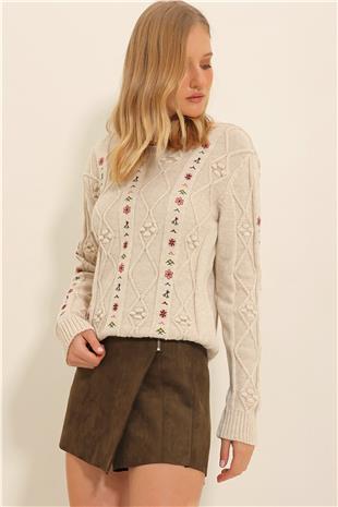 Kadın Krem Bisiklet Yaka Motifli Nakışlı Triko Kışlık Kazak ALC-X11319