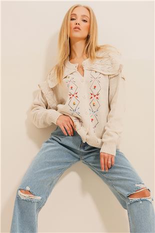 Kadın Krem Bisiklet Yaka Nakış İşlemeli Kolları Fırfırlı Kışlık Triko Hırka ALC-X11135