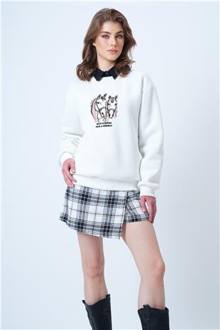 Kadın Beyaz Bisiklet Yaka Nakışlı  İçi Şardonlu 3 İplik Sweatshirt VS01177