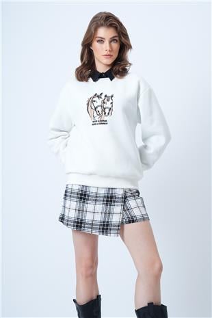 Kadın Beyaz Bisiklet Yaka Nakışlı  İçi Şardonlu 3 İplik Sweatshirt VS01177