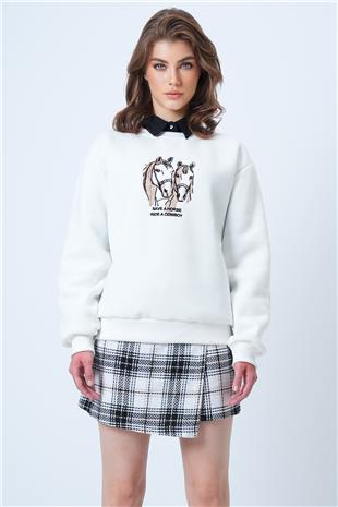 Kadın Beyaz Bisiklet Yaka Nakışlı  İçi Şardonlu 3 İplik Sweatshirt VS01177
