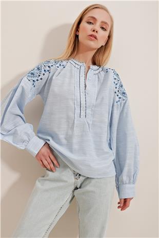 Kadın Mavi Bisiklet Yaka Omuzları Nakışlı Önü Düğmeli Terry Cotton Bluz ALC-X10311