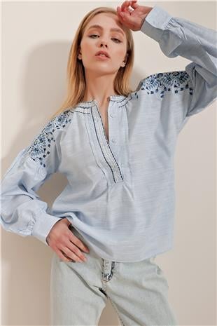Kadın Mavi Bisiklet Yaka Omuzları Nakışlı Önü Düğmeli Terry Cotton Bluz ALC-X10311