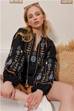 Kadın Siyah Bisiklet Yaka Önü Ve Kolları Nakışlı Keten Dokuma Bluz ALC-X10193