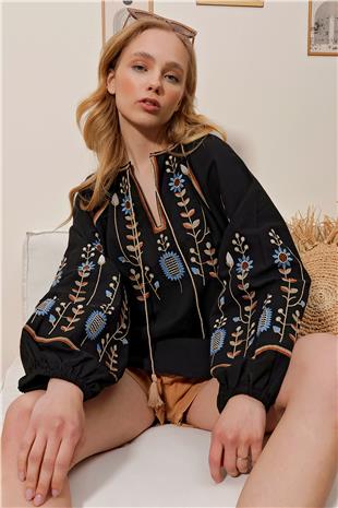 Kadın Siyah Bisiklet Yaka Önü Ve Kolları Nakışlı Keten Dokuma Bluz ALC-X10193
