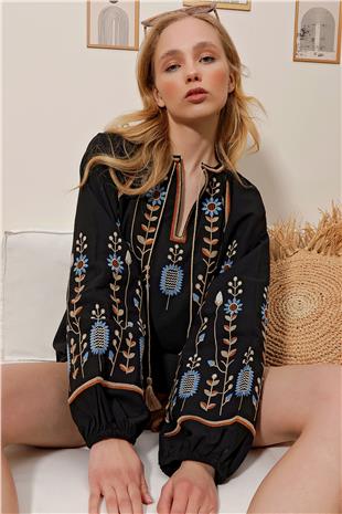 Kadın Siyah Bisiklet Yaka Önü Ve Kolları Nakışlı Keten Dokuma Bluz ALC-X10193